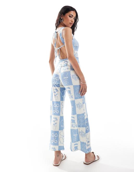 ASOS DESIGN - Combinaison jupe-culotte à imprimé mosaïque avec encolure bateau et dos ouvert à détails noués - Bleu