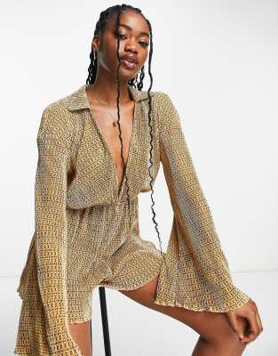 ASOS DESIGN - Combishort plissée style années 70 avec col à décolleté plongeant et imprimé géométrique - view 1