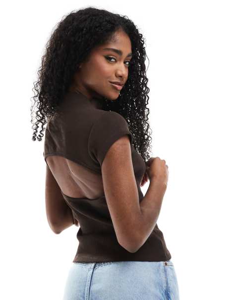 ASOS DESIGN - Compact geribbeld baby-T-shirt met open achterkant en opstaande hals in bruin - view 1