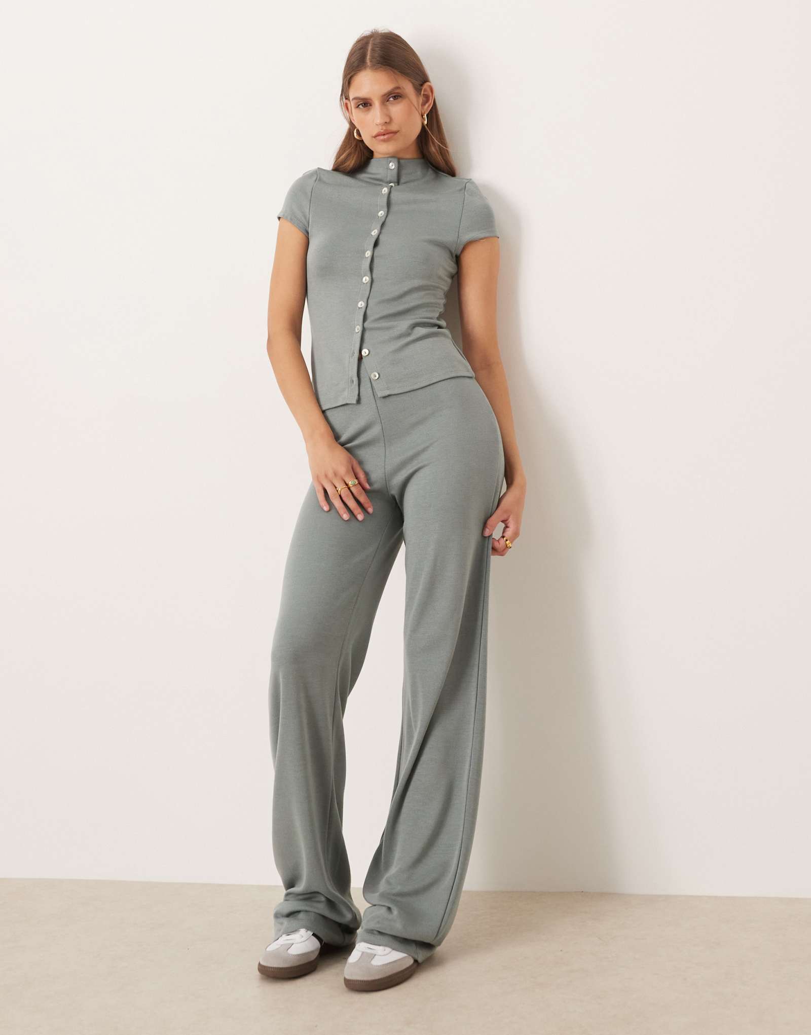 Дизайнерские компактные брюки с широкими штанинами от ASOS серого цвета - часть комплекта