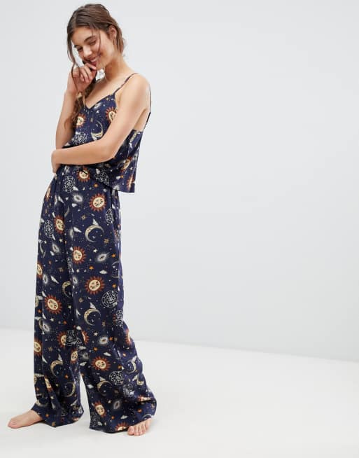 ASOS DESIGN - Set canotta, pantaloni e vestaglia in 100% modal con stampa astrologica, 2 di 3