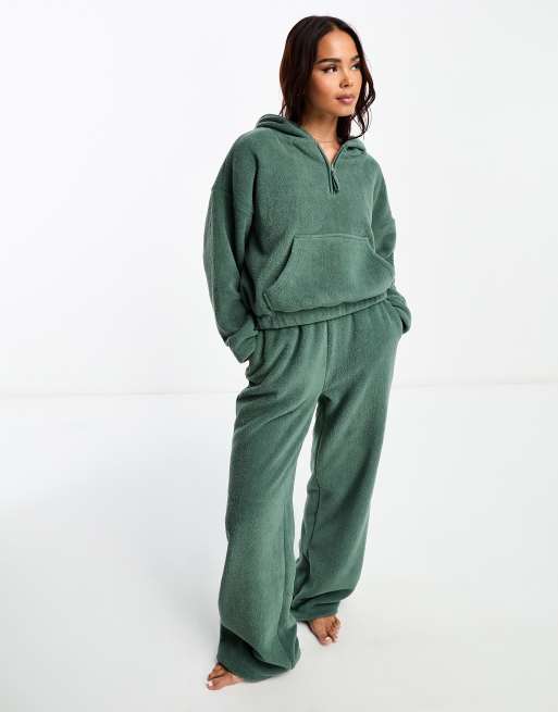 ASOS DESIGN - Completo da casa in micropile verde con pantaloni a fondo ampio e felpa con cappuccio 