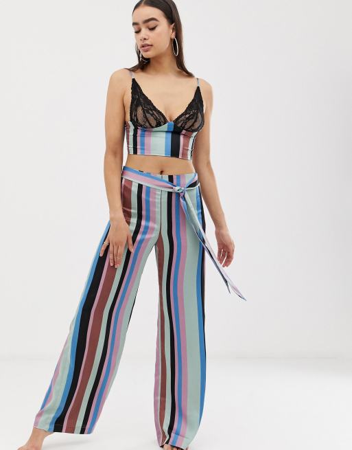ASOS DESIGN - Completo in raso con canottiera in pizzo a righe con coppe preformate, pantaloni con fondo ampio e giacca, 2 di 2