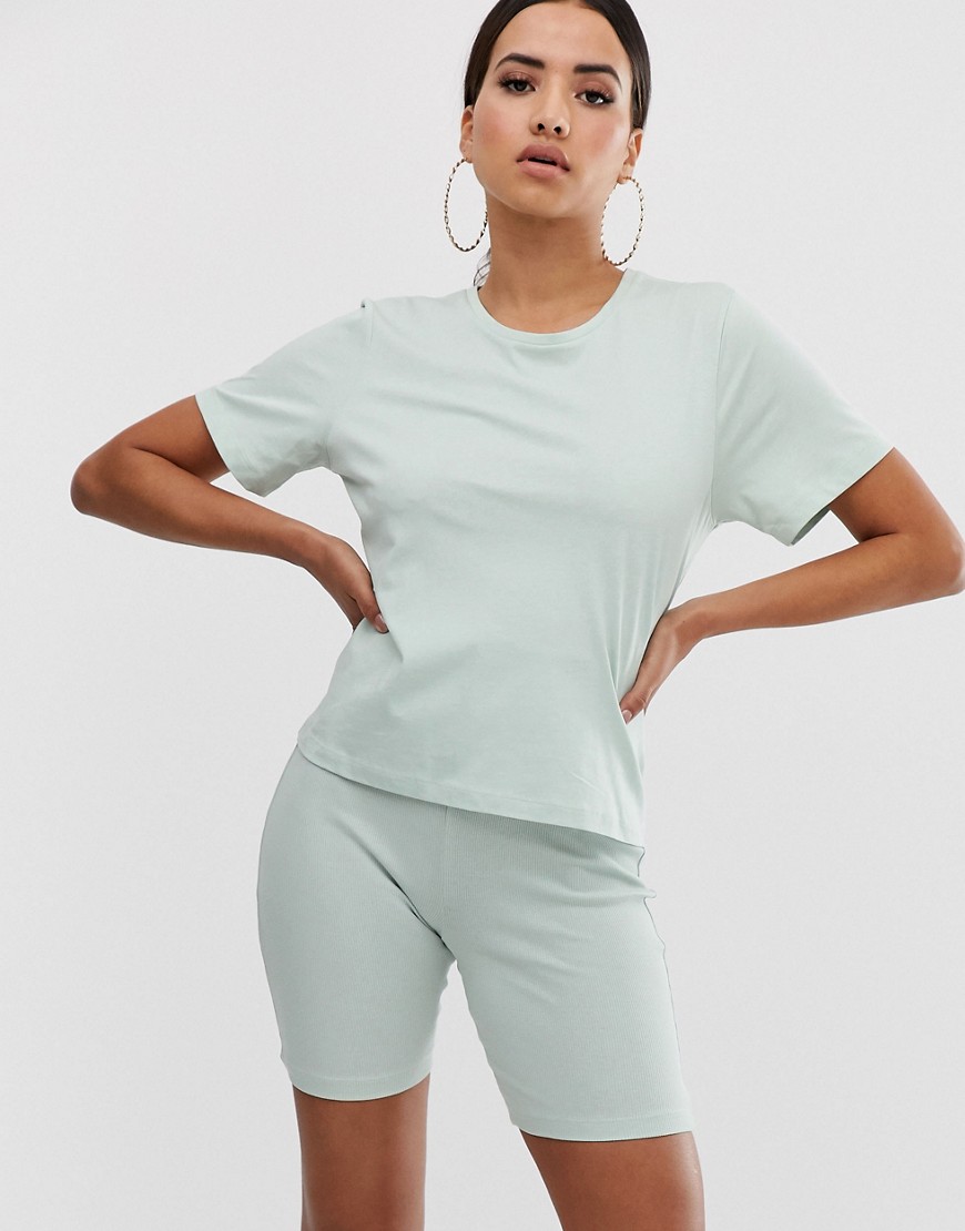 ASOS DESIGN - Completo pigiama con T-shirt e leggings corti a coste-Multicolore