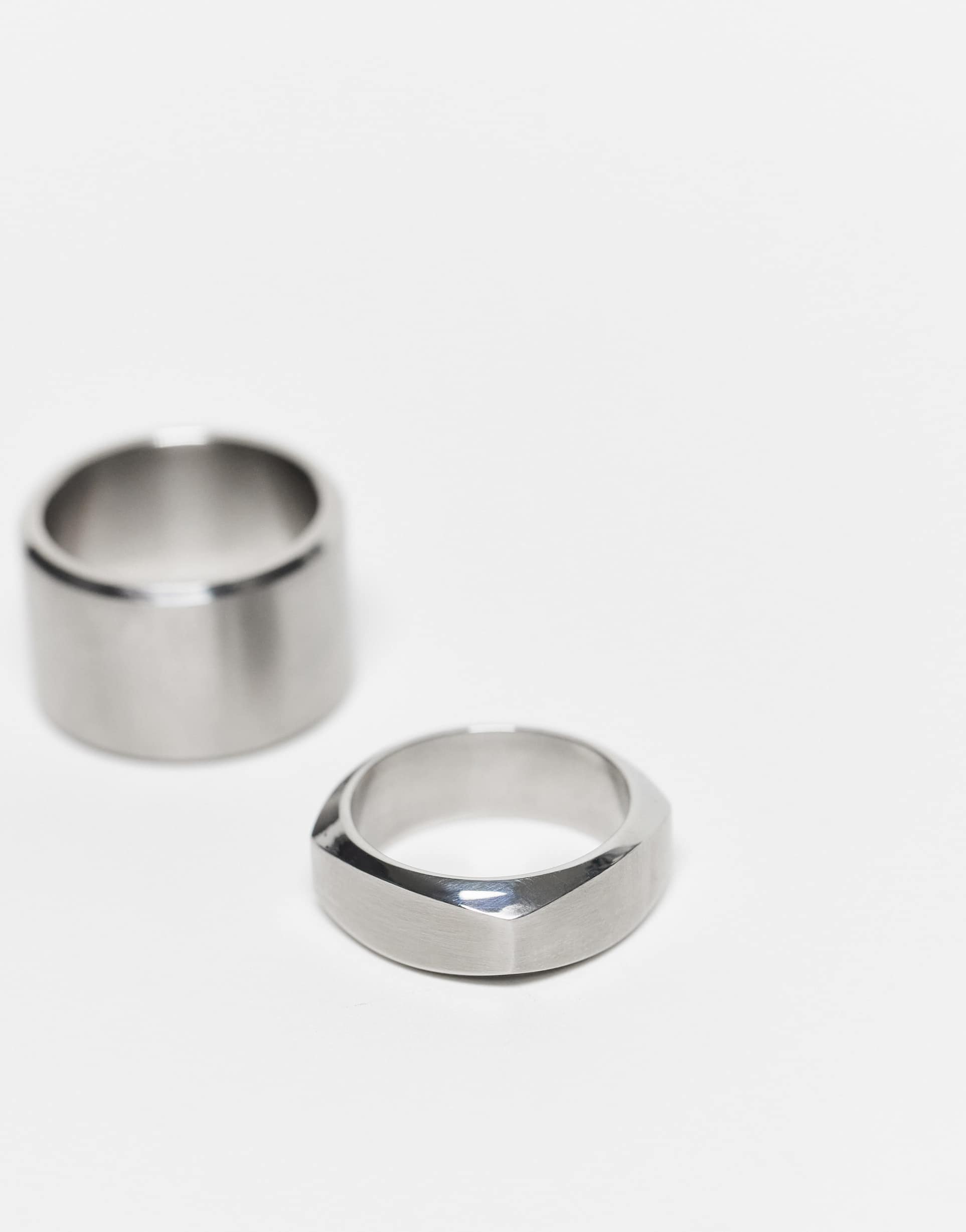 ASOS DESIGN: Set da 2 Anelli Fascia Argento Spazzolato in Acciaio Inox Resistente all'Acqua