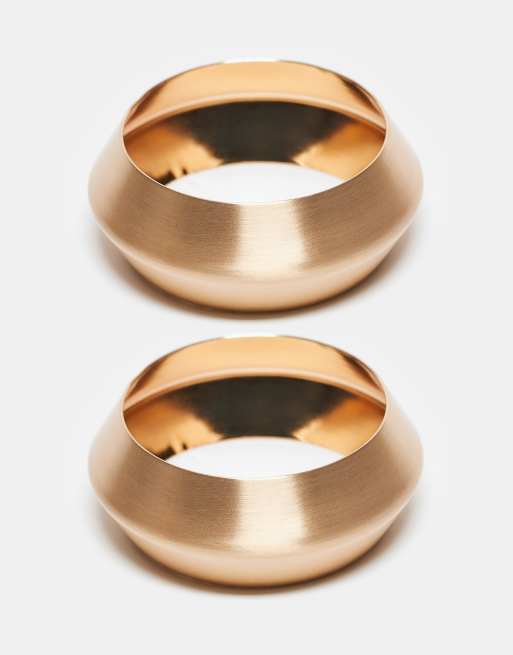 ASOS DESIGN - Confezione da 2 bracciali rigidi dorati con dettagli spazzolati