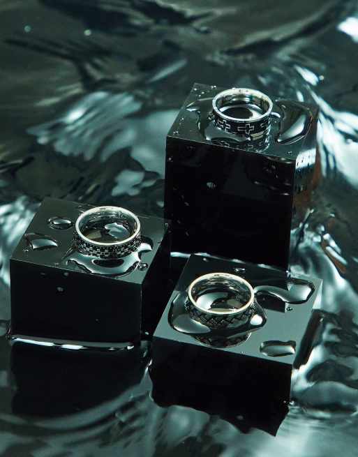 ASOS DESIGN - Confezione da 3 anelli in acciaio inossidabile resistente all'acqua con croci e rilievi argentati
