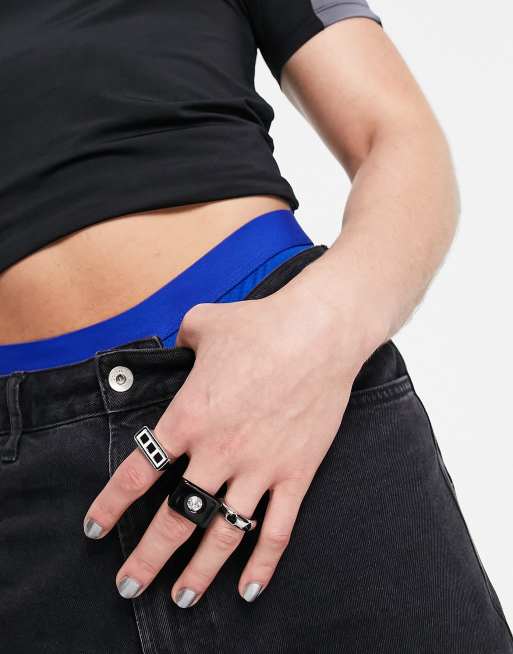 ASOS DESIGN - Confezione da 3 anelli misti in plastica e metallo neri e argento, 3 di 4