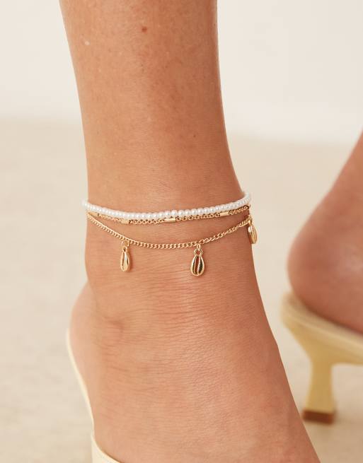 ASOS DESIGN - Confezione da 3 cavigliere color oro, con perle sintetiche e con ciondolo a conchiglia