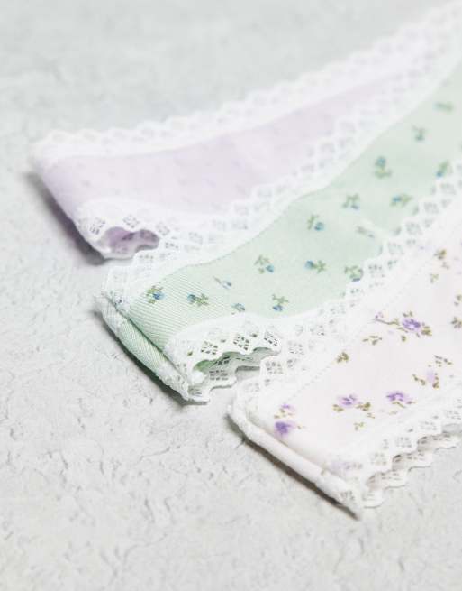 ASOS DESIGN - Confezione da 3 perizomi con bordo in pizzo a fiorellini e lilla in tessuto traforato, 2 di 3