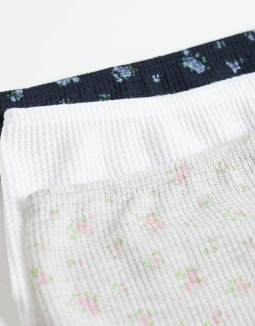 ASOS DESIGN - Confezione da 3 slip a pantaloncino a nido d'ape bianchi, grigi e blu navy a fiorellini, 3 di 3