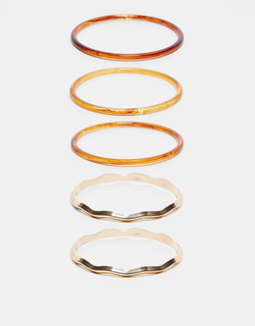 ASOS DESIGN - Confezione da 5 bracciali rigidi multicolore con dettagli tartarugati e in metalli misti