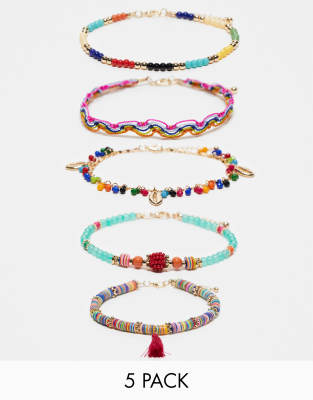 ASOS DESIGN - Confezione da 5 cavigliere dorate con perline multicolore, nappa e ciondoli