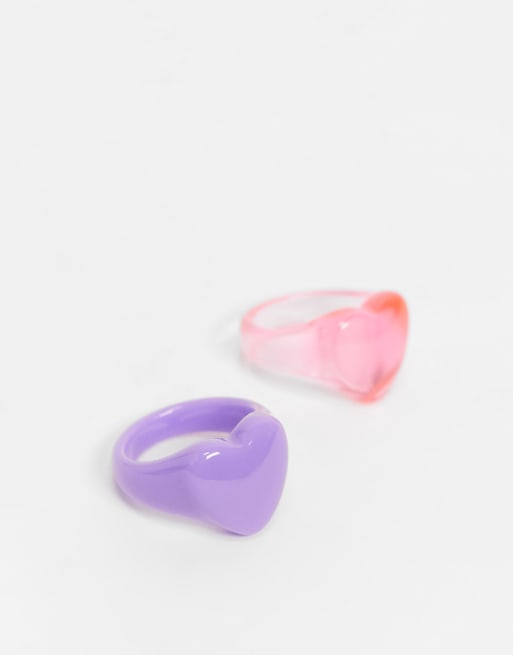 ASOS DESIGN - Confezione da due anelli con design a forma di cuore in plastica rosa e viola