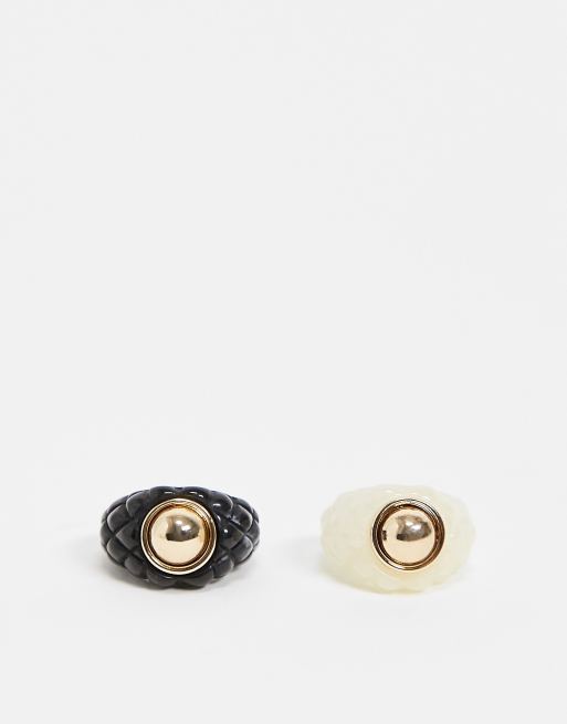 ASOS DESIGN - Confezione di 2 anelli in resina di plastica con borchia in bianco e nero