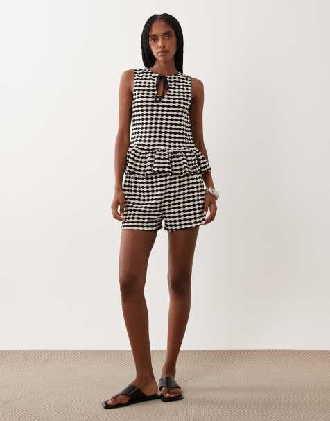 ASOS DESIGN - Conjunto a cuadros vichy monocromáticos de top sin mangas con sobrefalda de croché de punto liso - view 1