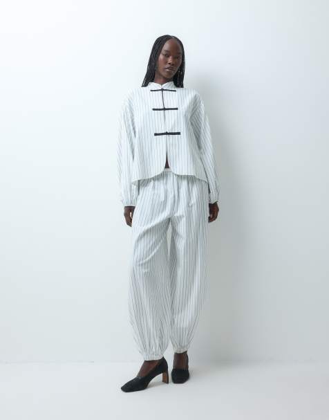 ASOS DESIGN - Conjunto blanco de camisa extragrande con cuello mao y raya diplomática - view 1