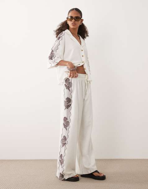 ASOS DESIGN - Conjunto color crema con bordado de conchas de pantalones de pernera ancha y polo de punto texturizado - view 1