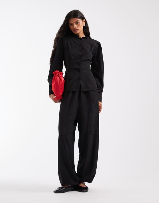 ASOS DESIGN - Conjunto negro de top con cuello mao y cintura entallada de jacquard satinado, 2 de 3