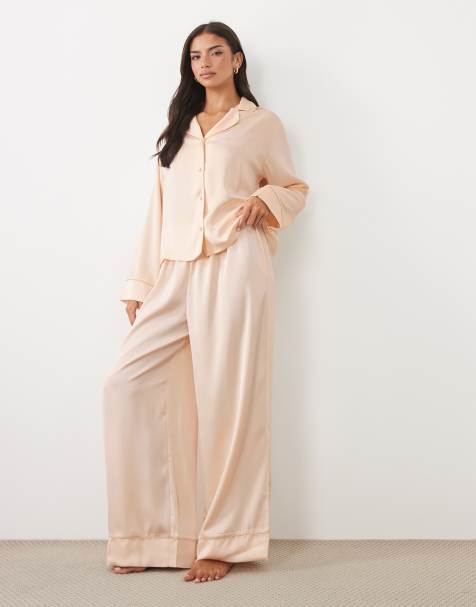 ASOS DESIGN - conjunto de camisa y pantalón de pijama satinado en color ostra - view 1