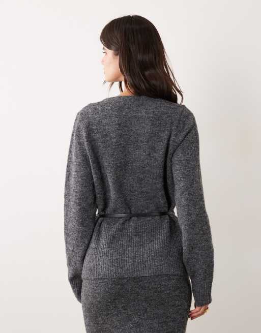 ASOS DESIGN - conjunto de cárdigan con cinturón de piel sintética en gris carbón, 4 de 4