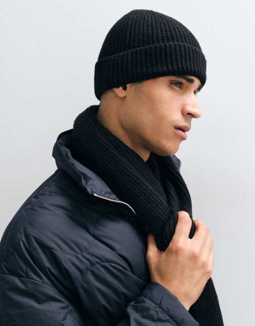 ASOS DESIGN conjunto de gorro acanalado y bufanda en negro, 2 de 3