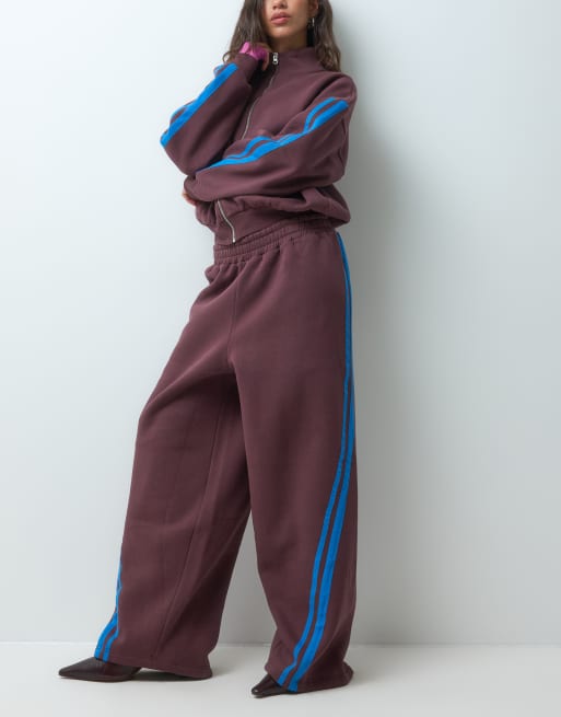 ASOS DESIGN conjunto de pantalón de chándal de pernera ancha con detalle de raya, en marrón con raya azul, 3 de 5