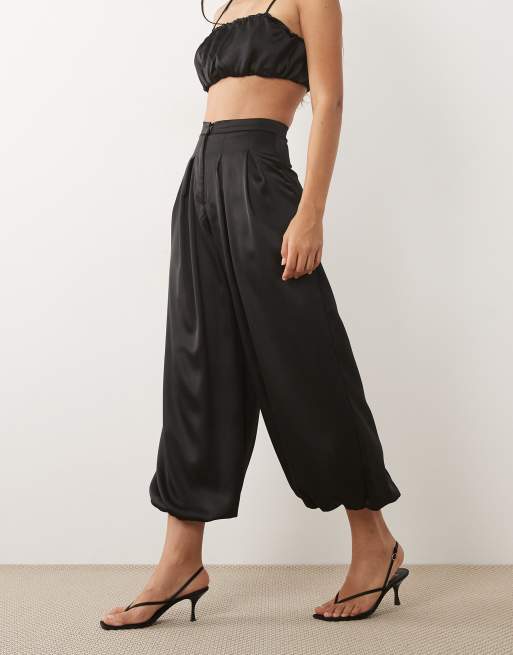 ASOS DESIGN - conjunto de pantalón satinado negro con pliegues abullonados, 4 de 5