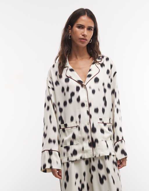ASOS DESIGN - conjunto de pijama satinado extragrande de manga larga con estampado dálmata, 2 de 4