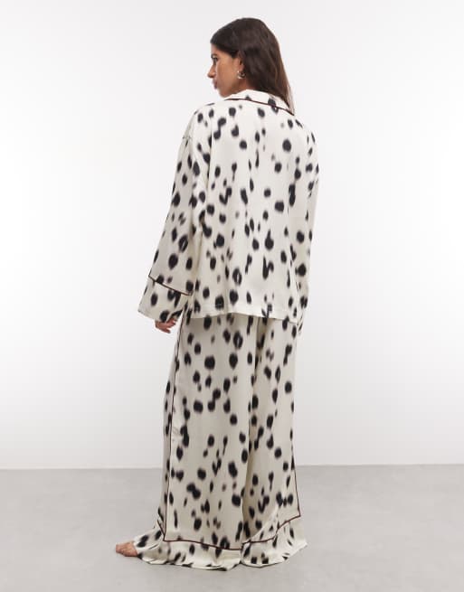 ASOS DESIGN - conjunto de pijama satinado extragrande de manga larga con estampado dálmata, 4 de 4