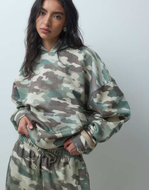 ASOS DESIGN - Conjunto de joggers y sudadera con capucha y estampado de camuflaje, 2 de 3