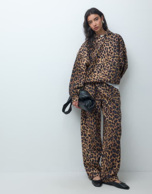 ASOS DESIGN - Conjunto de joggers y sudadera con capucha y estampado de leopardo, 2 de 3