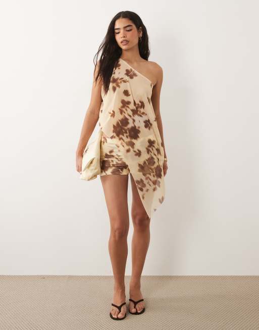ASOS DESIGN - Conjunto marrón de top asimétrico tipo capa con estampado floral de chifón asimétrico