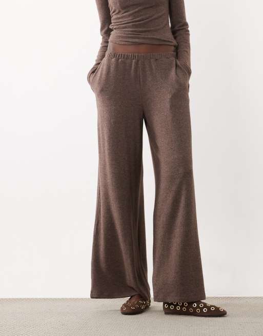 ASOS DESIGN conjunto supersuave de pantalón de pernera ancha en marrón, 2 de 5