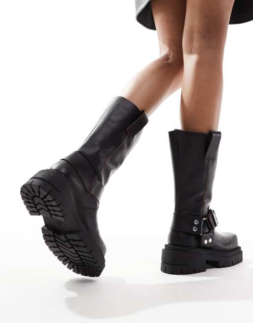 ASOS DESIGN Conquest Bikerstiefel aus hochwertigem Leder in Schwarz mit Metallelement ASOS