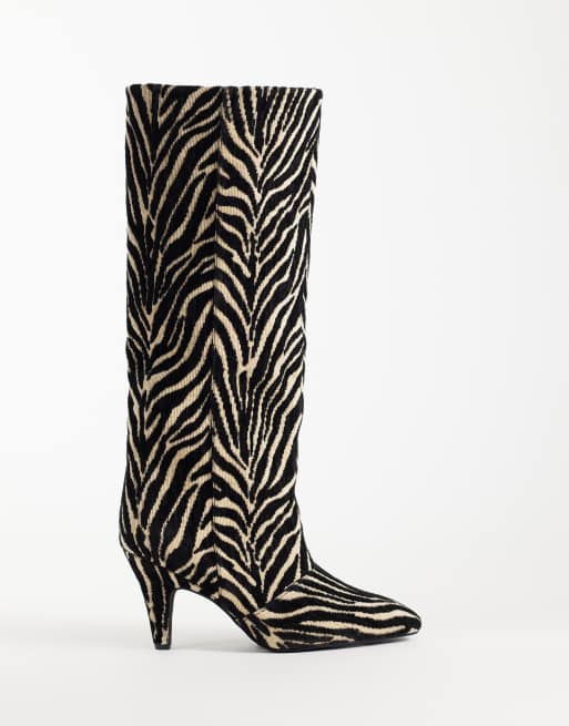 ASOS DESIGN Contessa boots med konklack och slouchig knähöjd i zebramönster, 2 av 5