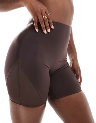 ASOS DESIGN - Contouring - Figurformende Shorts in Braun mit Netzstoff, tieferem Schnitt hinten und mittlerem Halt-Brown