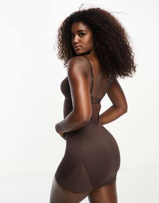 ASOS DESIGN - Contouring - Figurformendes Unterkleid in Braun mit mittlerem Halt und tiefem Rückenausschnitt