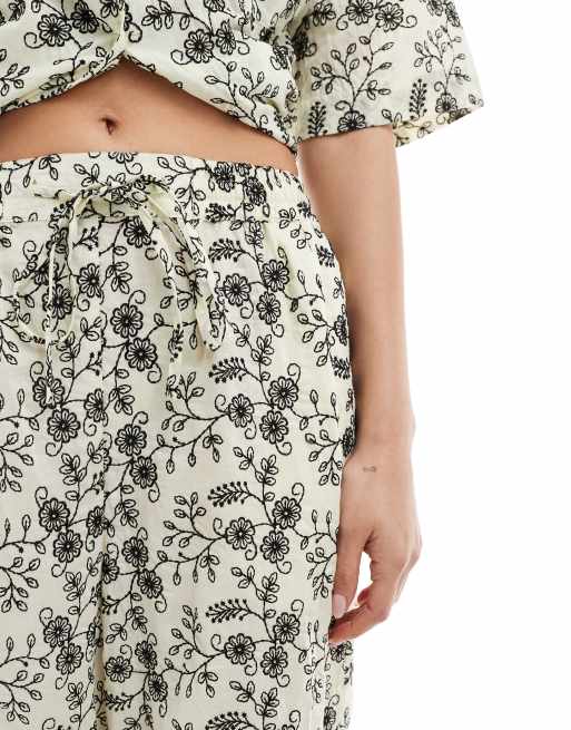ASOS DESIGN - Contrasterende broderiebroek in geel, deel van co-ord set, 3 van 5