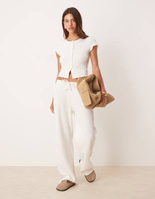 ASOS DESIGN - Coordinato all'uncinetto color crema con top a maniche corte con bottoni e pantaloni dritti