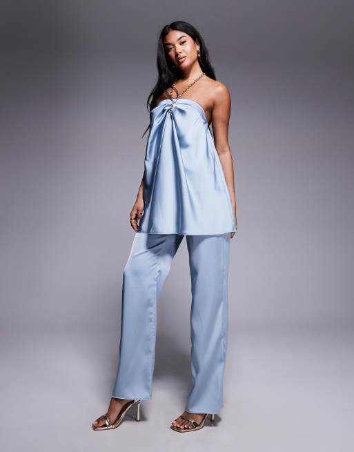 ASOS DESIGN - Coordinato blu in raso con top allacciato al collo con catenina color oro e pantaloni sartoriali