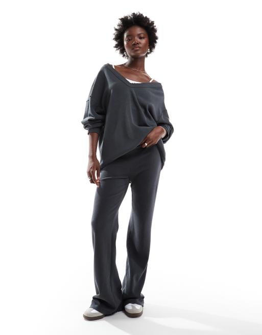 ASOS DESIGN - Coordinato color antracite slavato composto da joggers e felpa con scollo a V e spalle scoperte