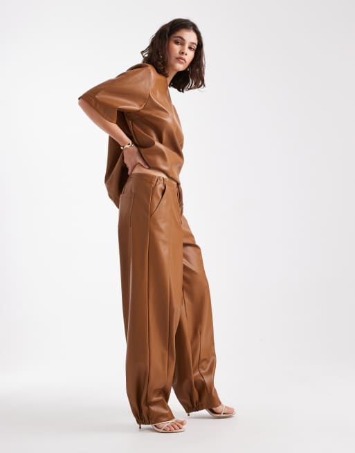 ASOS DESIGN - Coordinato color caramello in pelle sintetica con top oversize e pantaloni bombati