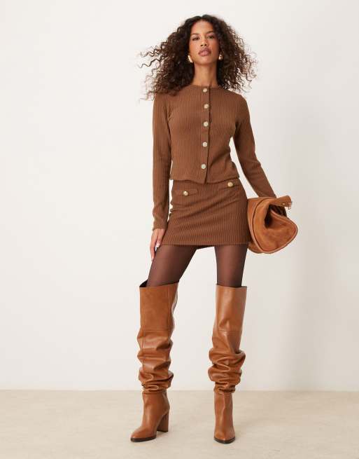 ASOS DESIGN - Coordinato color cioccolato a coste spazzolato con cardigan a maniche lunghe e minigonna