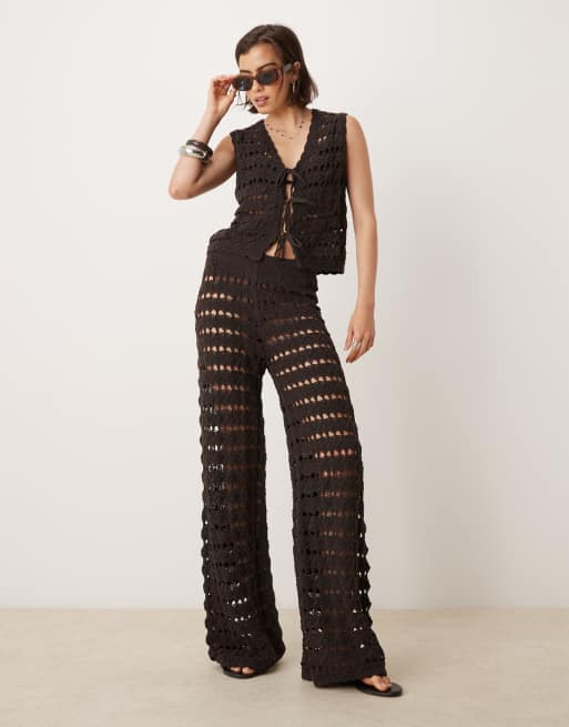 ASOS DESIGN - Coordinato color cioccolato con pantaloni con fondo ampio e finiture ondulate e gilet con cuciture traforate allacciato sul davanti