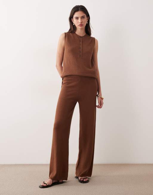 ASOS DESIGN - Coordinato color cioccolato fiammato con pantaloni e top serafino taglio lungo