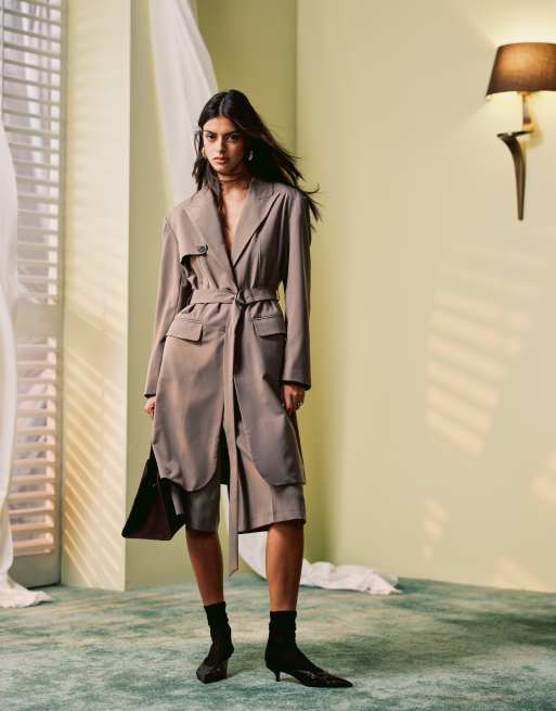 ASOS DESIGN - Coordinato color fungo con blazer taglio lungo con falda antipioggia e pantaloncini