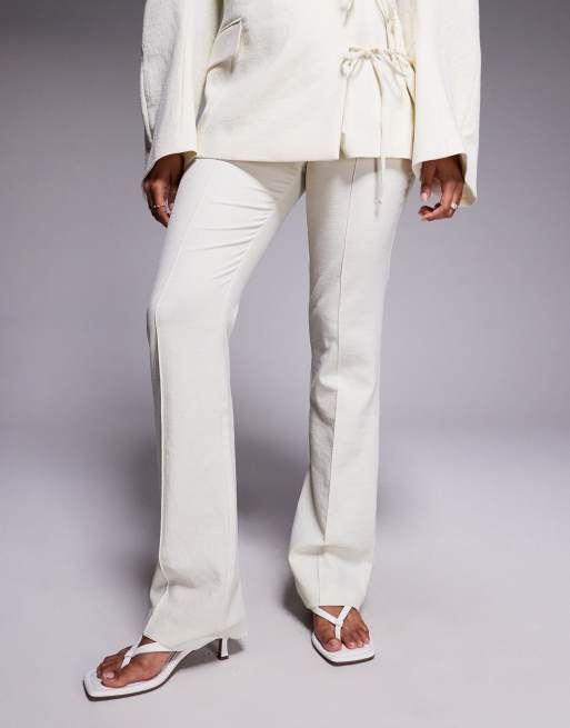 ASOS DESIGN - Coordinato color latticello con pantaloni effetto lino a zampa e blazer con laccio doppio sul lato