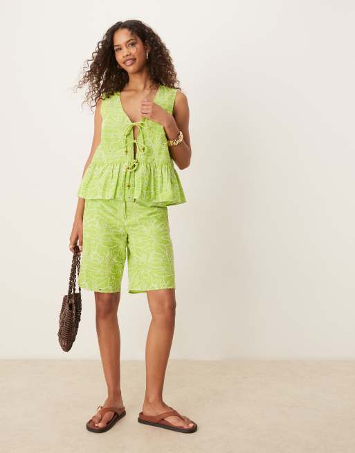 ASOS DESIGN - Coordinato color lime con ricamo a fiori con pantaloncini e top allacciato sul davanti