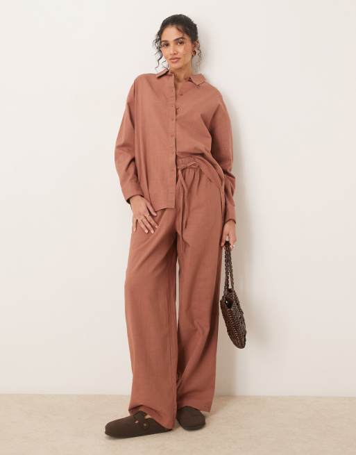 ASOS DESIGN - Coordinato color mocha effetto lino con camicia e pantaloni